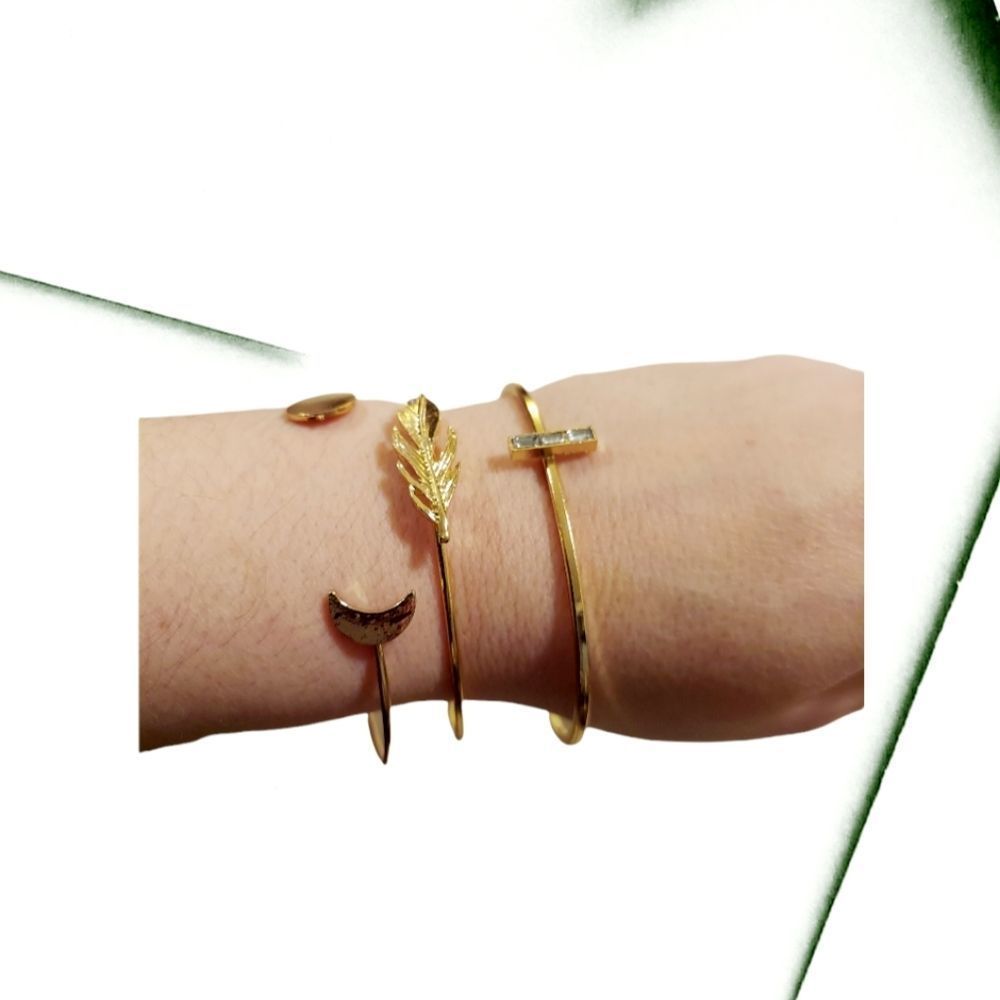 Set of 3 gold bracelets. Jewelry
